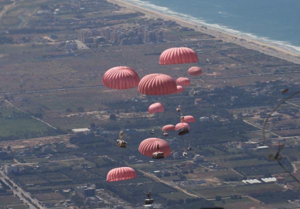 فوكس نيوز: إسرائيل تبحث مع 3 دول إنزال مساعدات جوا على غزة