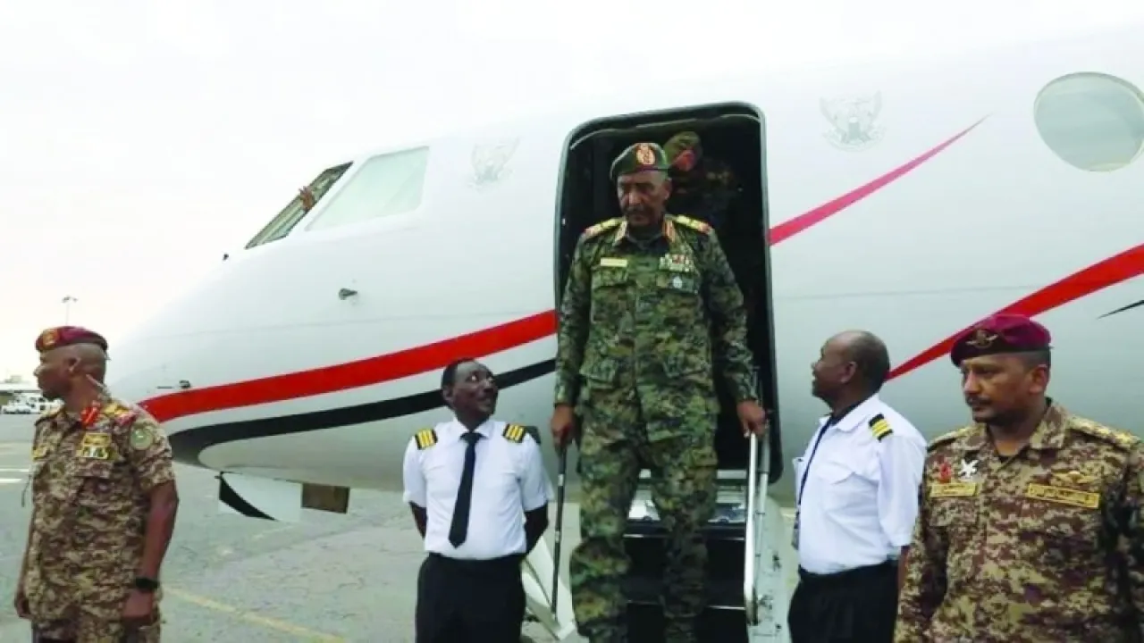 البرهان يهبط في الخرطوم للمرة الأولى منذ اندلاع الحرب