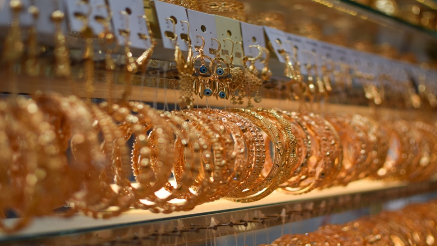 الذهب يصل لأعلى مستوى في أكثر من شهر مع تراجع الدولار وعوائد السندات