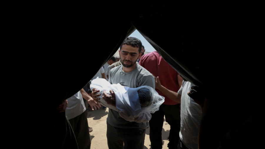 وفاة طفلين شمال وجنوب قطاع غزة بسبب سوء التغذية والمجاعة