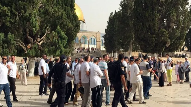 مستوطنون يقتحمون باحات المسجد الاقصى