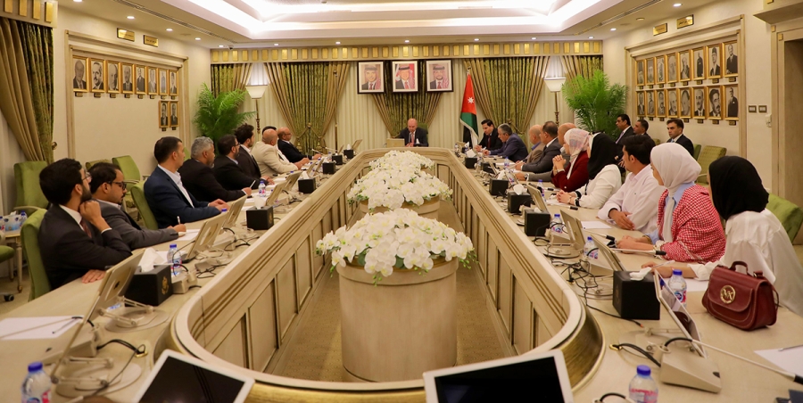 رئيس مجلس الأعيان يلتقي مجموعة قيادات شبابية تطوعية