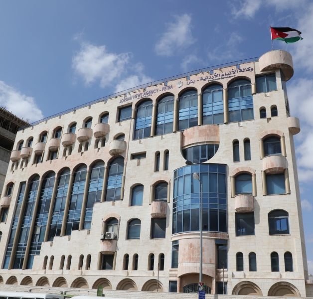 ضباط من الأمن العام يطلعون على تجربة (بترا) الصحفية