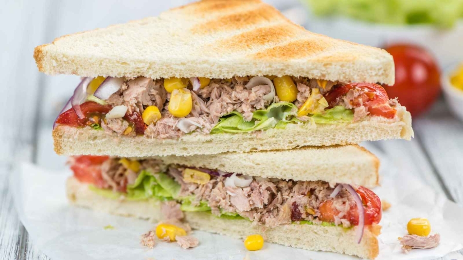 طريقة عمل ساندويتش التونة بالخضار والذرة في دقائق