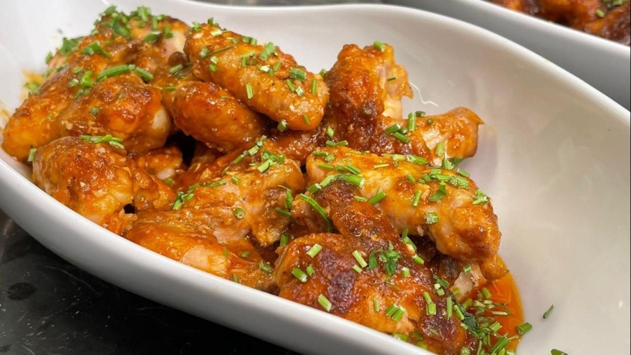 طبق عالمي.. طريقة أجنحة الدجاج المشوية بجائزة الفلفل الحار