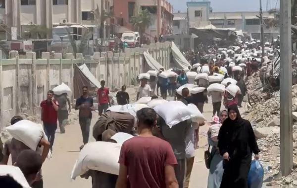 الأردن يدخل كميات كبيرة من أكياس الطحين إلى غزة