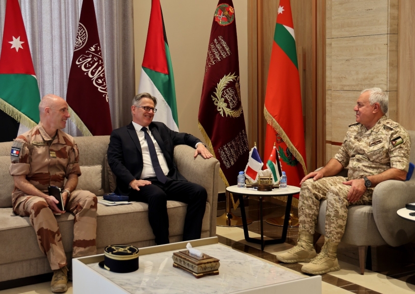 رئيس هيئة الأركان يستقبل السفير الفرنسي في عمان
