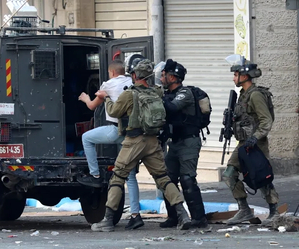 الاحتلال يعتقل 25 فلسطينيا بالضفة الغربية