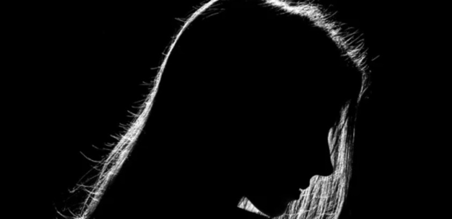 خطيب نجمة شهيرة يُحدث ضجة بنشر صور خاصة لها!