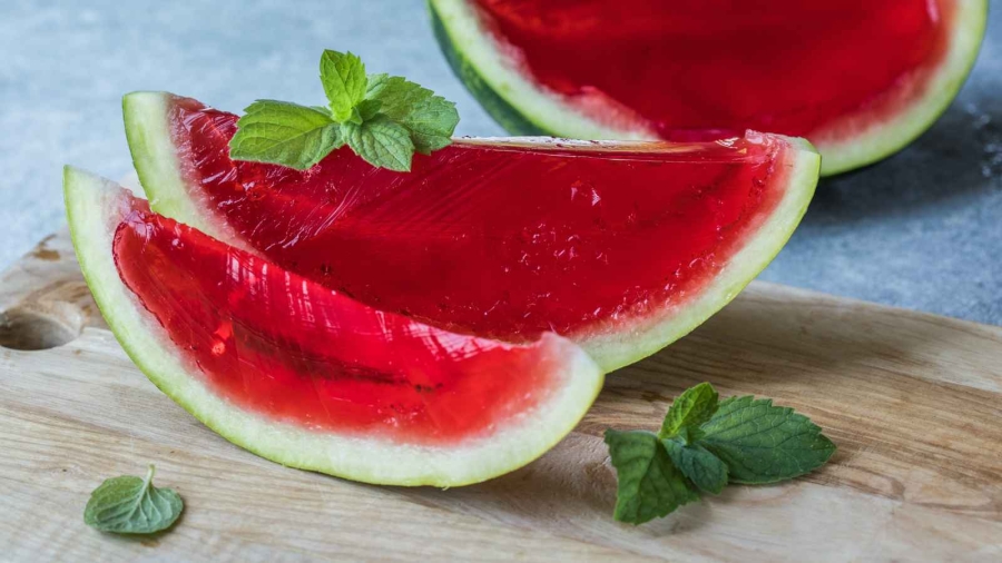 طريقة تحضير ترند البطيخ بالجلو.. وصفة صيفية اجتاحت تيك توك