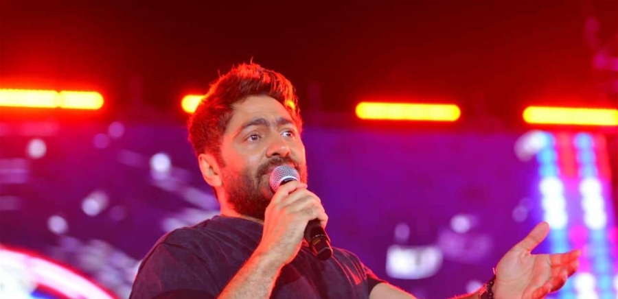 بعد أزمة راغب علامة بسبب القبلات.. تامر حسني يهرب من إحدى المعجبات