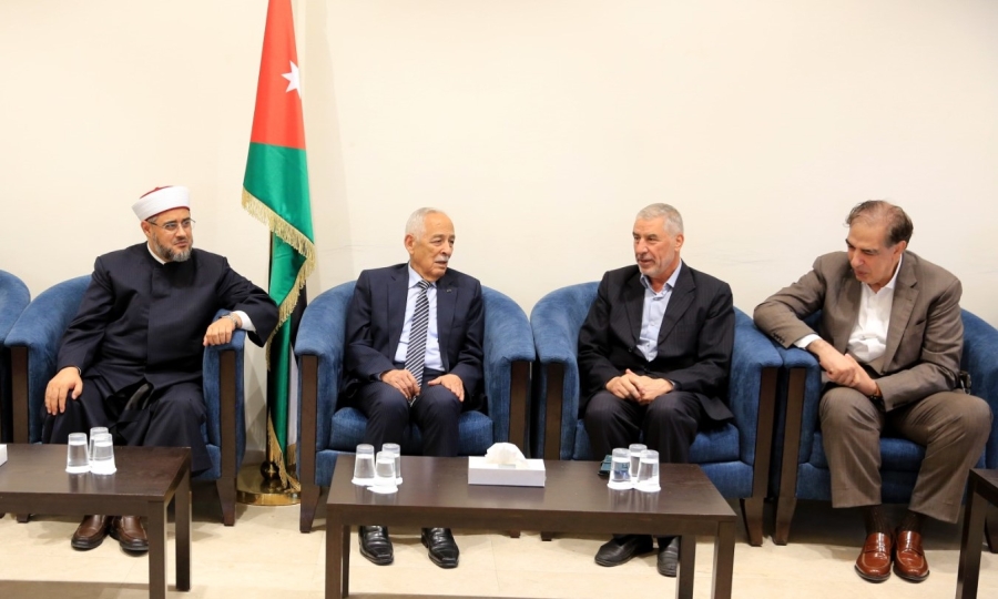 مندوبا عن الملك وولي العهد ... العيسوي يعزي الرفاعي والمعايطة والخريشا والدروبي