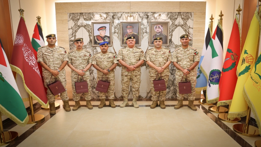 رئيس هيئة الأركان المشتركة يكرم عدداً من الضباط بهدايا ملكية