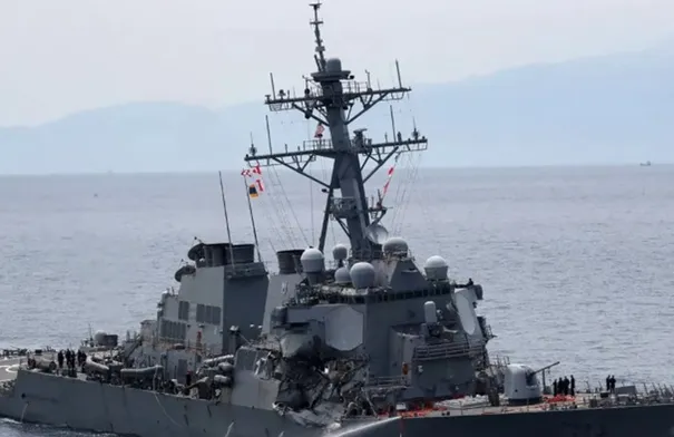 إيران تحذّر مدمّرة أميركية في خليج عُمان .. والبنتاغون يرد