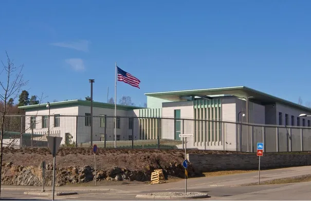 اتهام حارس السفارة الأمريكية في النرويج بالتجسس لصالح روسيا وإيران