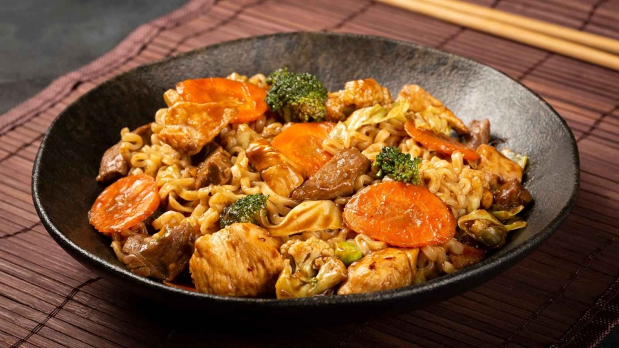 ياكيسوبا يابانية بالدجاج واللحم.. نودلز مقلية على الطريقة اليابانية