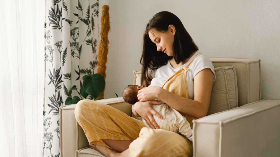 لماذا لا يهدأ طفلك إلا معكِ؟