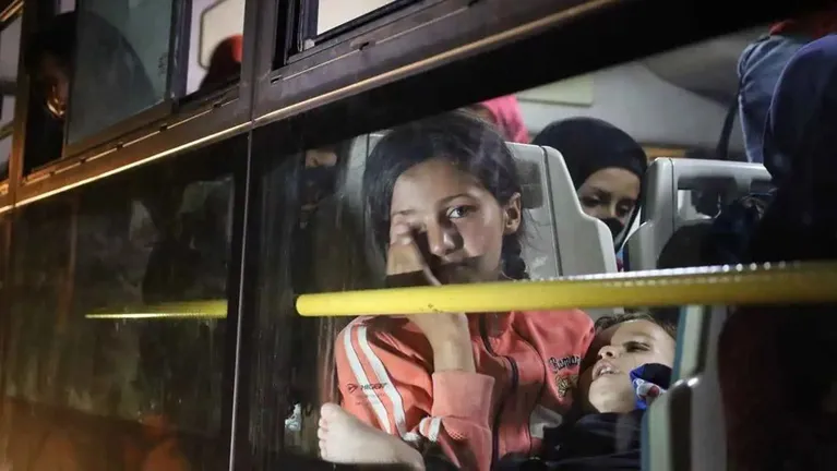 إجلاء الدفعة الرابعة من عائلات بدو السويداء إلى درعا