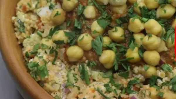 صحية و لذيذة…. طريقة عمل سلطة حمص بالجبنة