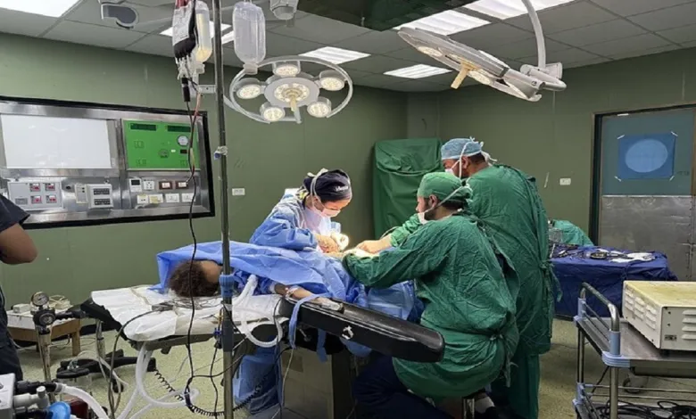 كارثة إنسانية.. أطباء غزة ينهارون جوعا في غرف العمليات