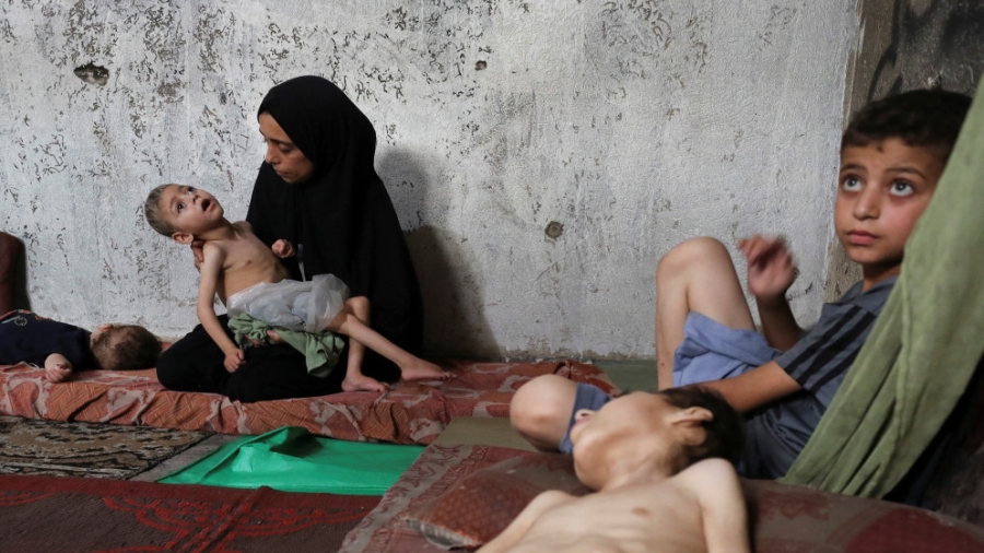 الموت يترصد 100 ألف طفل في غزة ما لم يدخل الحليب فورا