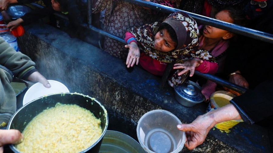 سفينة مساعدات إنسانية تقترب من شواطئ غزة