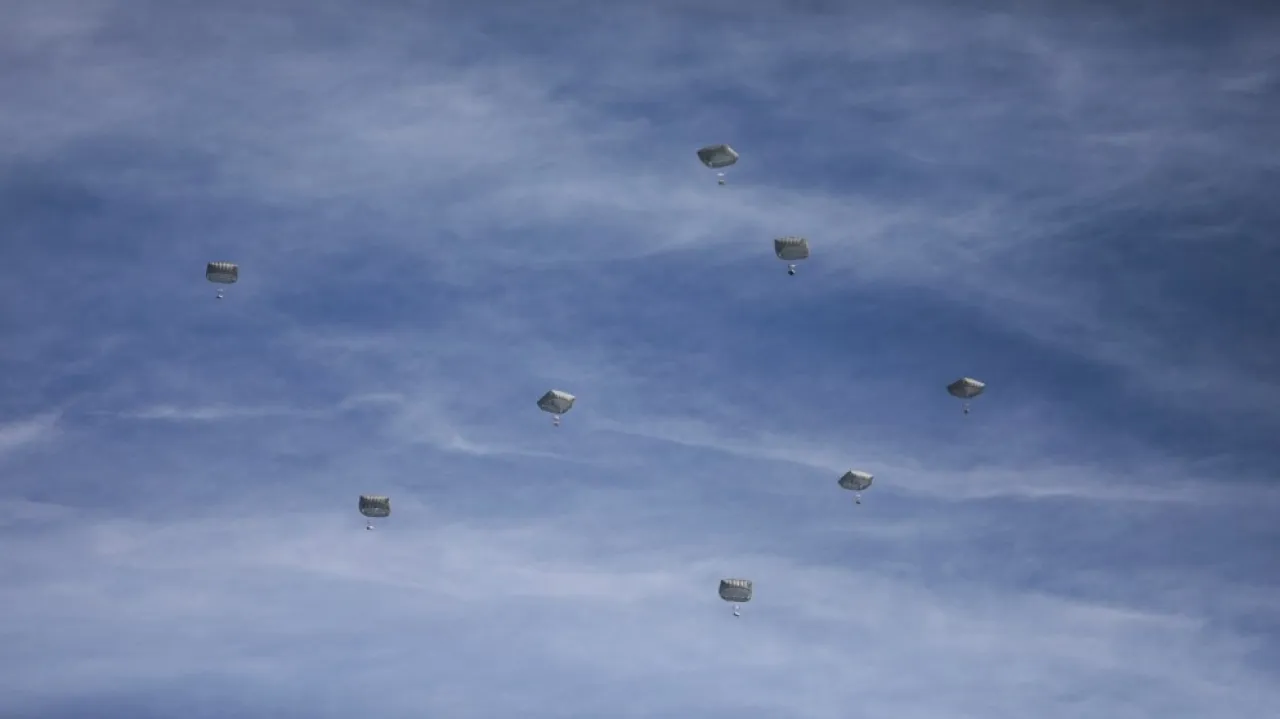 الإمارات ستستأنف عمليات إسقاط المساعدات جوا في غزة على الفور