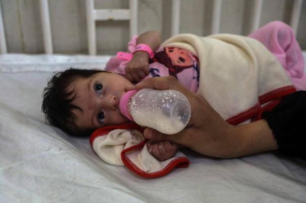 انعدام الحليب يهدد حياة 100 ألف طفل في غزة