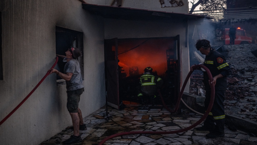 اليونان تكافح حرائق الغابات في أنحاء البلاد وتخلي بعض القرى