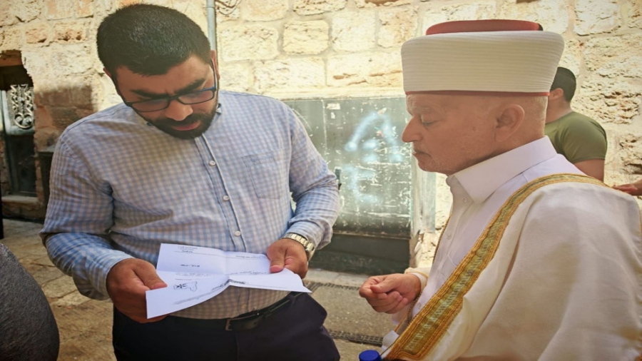 الاحتلال يسلم مفتي القدس قرارا بالإبعاد عن الأقصى لمدة أسبوع قابل للتجديد