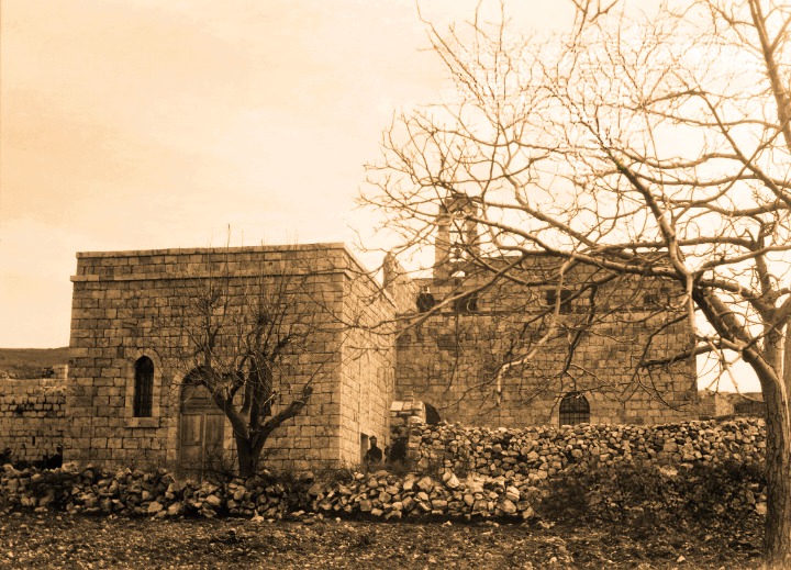 المباني التراثية في الفحيص تشكل لوحة فسیفسائیة جميلة