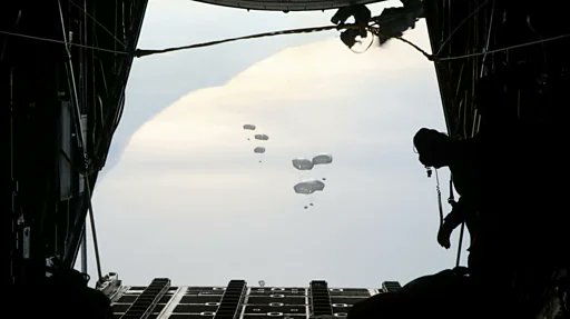 القوات المسلحة تنفّذ ثلاثة إنزالات جوية على قطاع غزة إحداها بالتعاون مع الإمارات