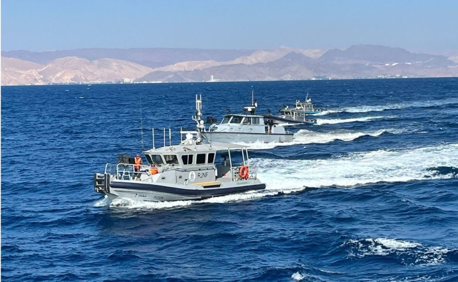 طواقم القوة البحرية والزوارق الملكية تنقذ مركبا سياحيا في خليج العقبة