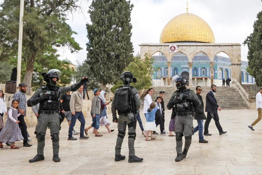 عشرات المستوطنين المتطرفين يقتحمون الأقصى بحراسة شرطة الاحتلال