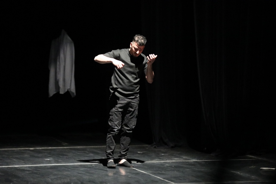 مونودراما هبوط مؤقت.. شهادة مسرحية على وجع وواقع الأسرى