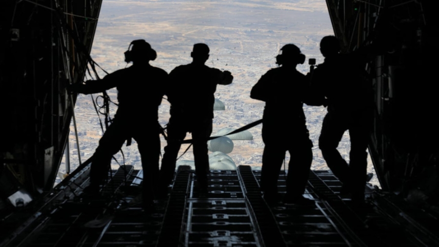 بالصور...الأردن يواصل تنفيذ الإنزالات الجوية على قطاع غزة بمشاركة دولة الإمارات