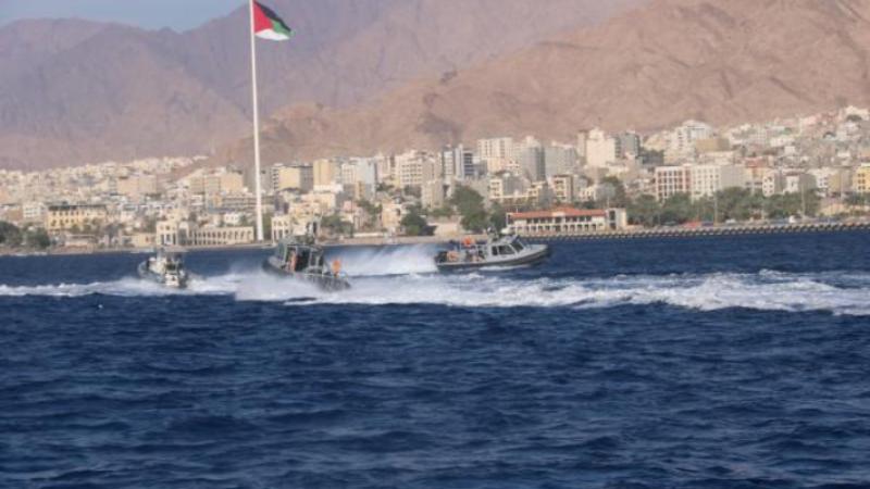 القوة البحرية والزوارق الملكية تنقذ مركباً سياحياً في خليج العقبة