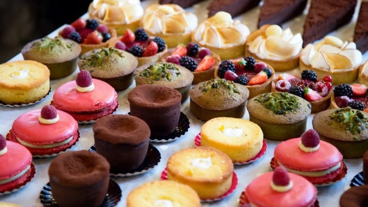 حفل يتحول لمأساة في المغرب.. إصابة مدعوين تناولوا حلوى بالزجاج