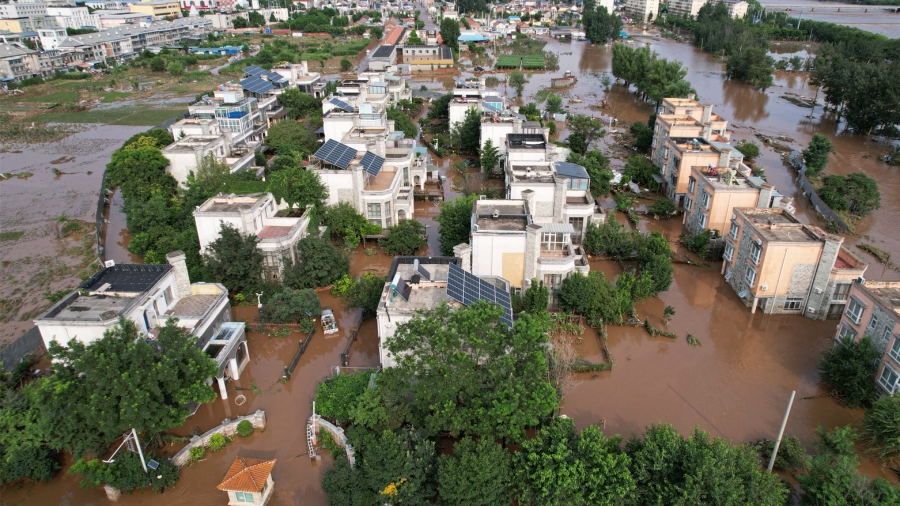 بكين: 30 قتيلا وإجلاء أكثر من 80 ألف شخص جراء الأمطار الغزيرة