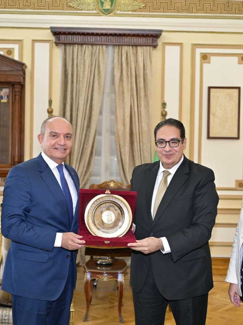 السفير العضايلة يلتقي رئيس جامعة القاهرة ويحضر تخريج الطلبة الاردنيين بكلية طب الأسنان (صور)