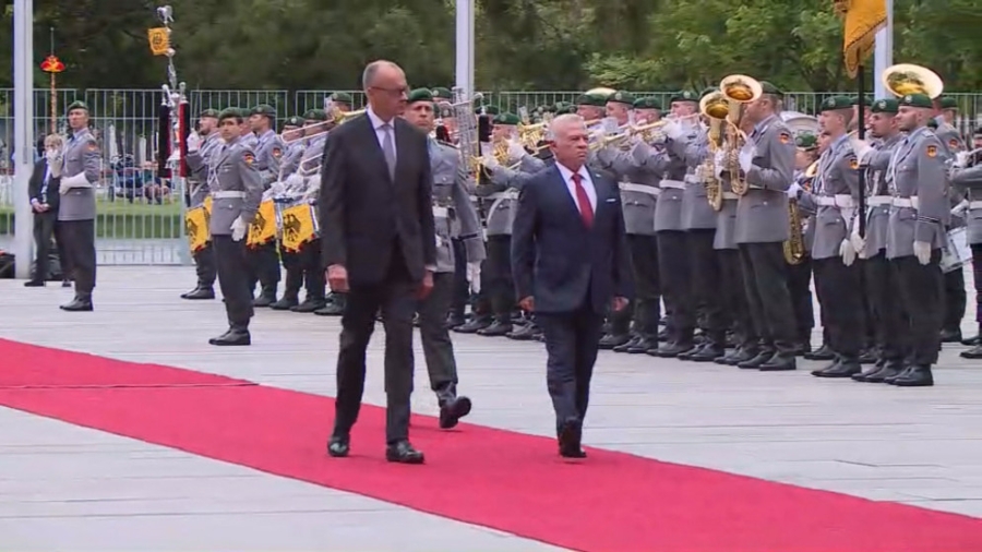 الملك يصل إلى مقر المستشارية الألمانية في برلين