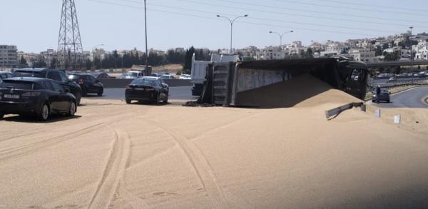 تدهور قلاب رمل على طريق المطار يتسبب بازدحام خانق