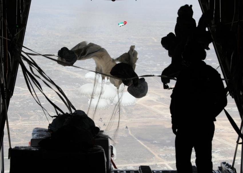 القوات المسلحة تنفذ إنزالين جويين لإيصال المساعدات الإنسانية إلى قطاع غزة بمشاركة القوات الجوية الإماراتية