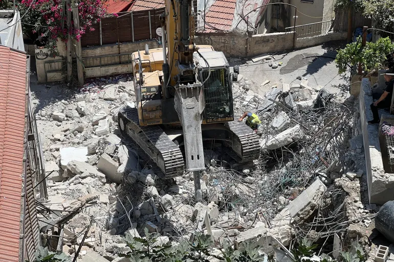 الاحتلال يهدم منشآت سكنية بالقدس ويعتقل 30 فلسطينيا بالضفة