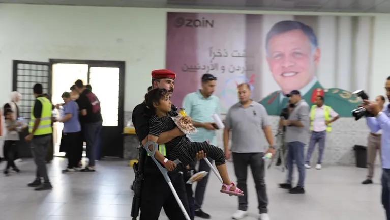 الأردن ينفذ إجلاء لـ34 مريضا من غزة الأربعاء