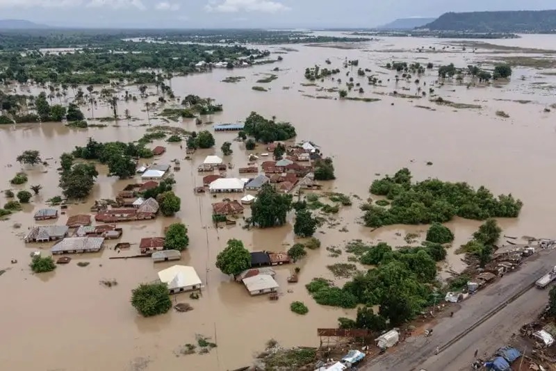 23 قتيلا وآلاف المشردين جراء فيضانات مفاجئة في نيجيريا