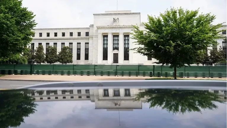 الفيدرالي الأميركي يبقي أسعار الفائدة دون تغيير