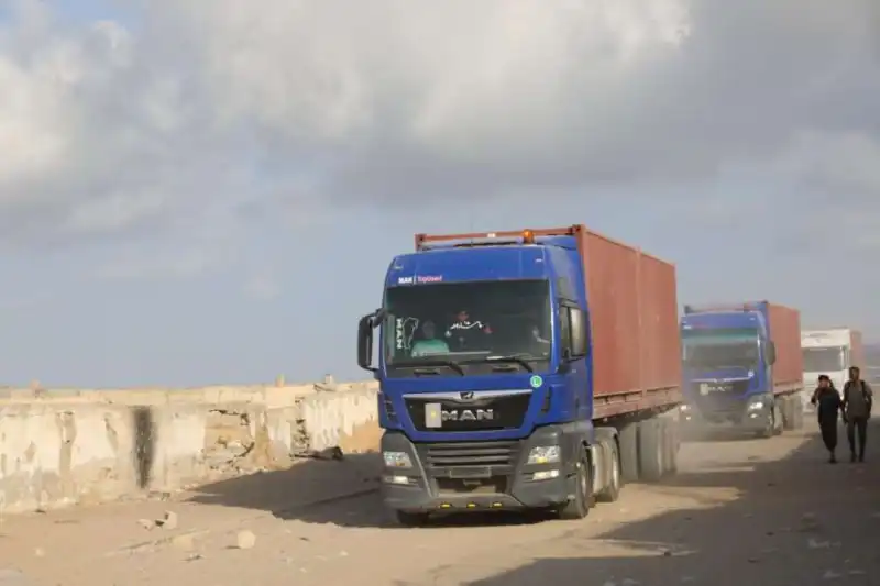 بالصور...القوات المسلحة تسير قافلة تزويد مساعدات إغاثية للمستشفى الميداني الأردني جنوب غزة7