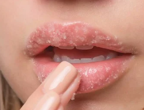 وصفات طبيعية لتوريد الشفاه وترطيبها في المنزل