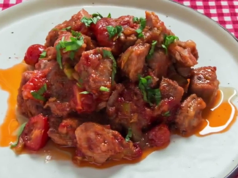 مُكعبات اللحم بالصلصة الحارة
